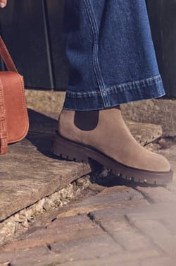 VICTOIRE leather boots;${refinementColor}