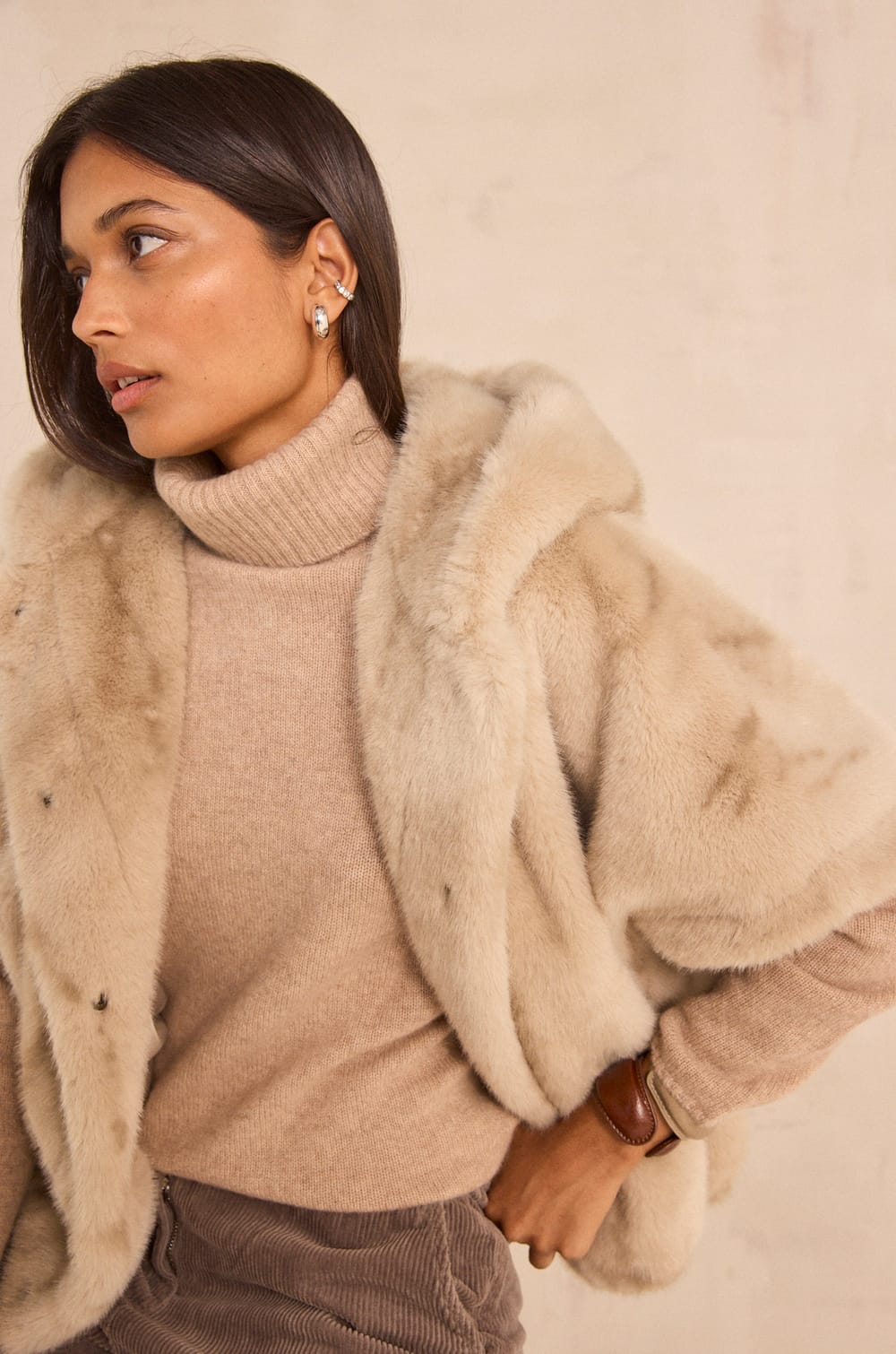 Sleeveless cape DAYANA;${refinementColor}