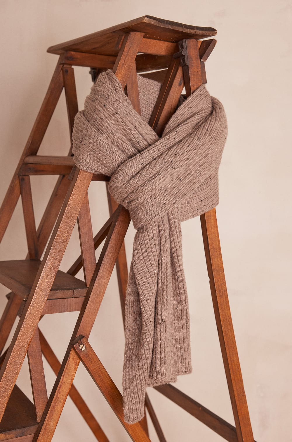 Écharpe TIM en laine côtelé;${refinementColor}