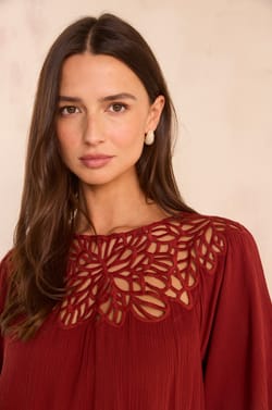 Straight dress with lace PERFECTION;${refinementColor}