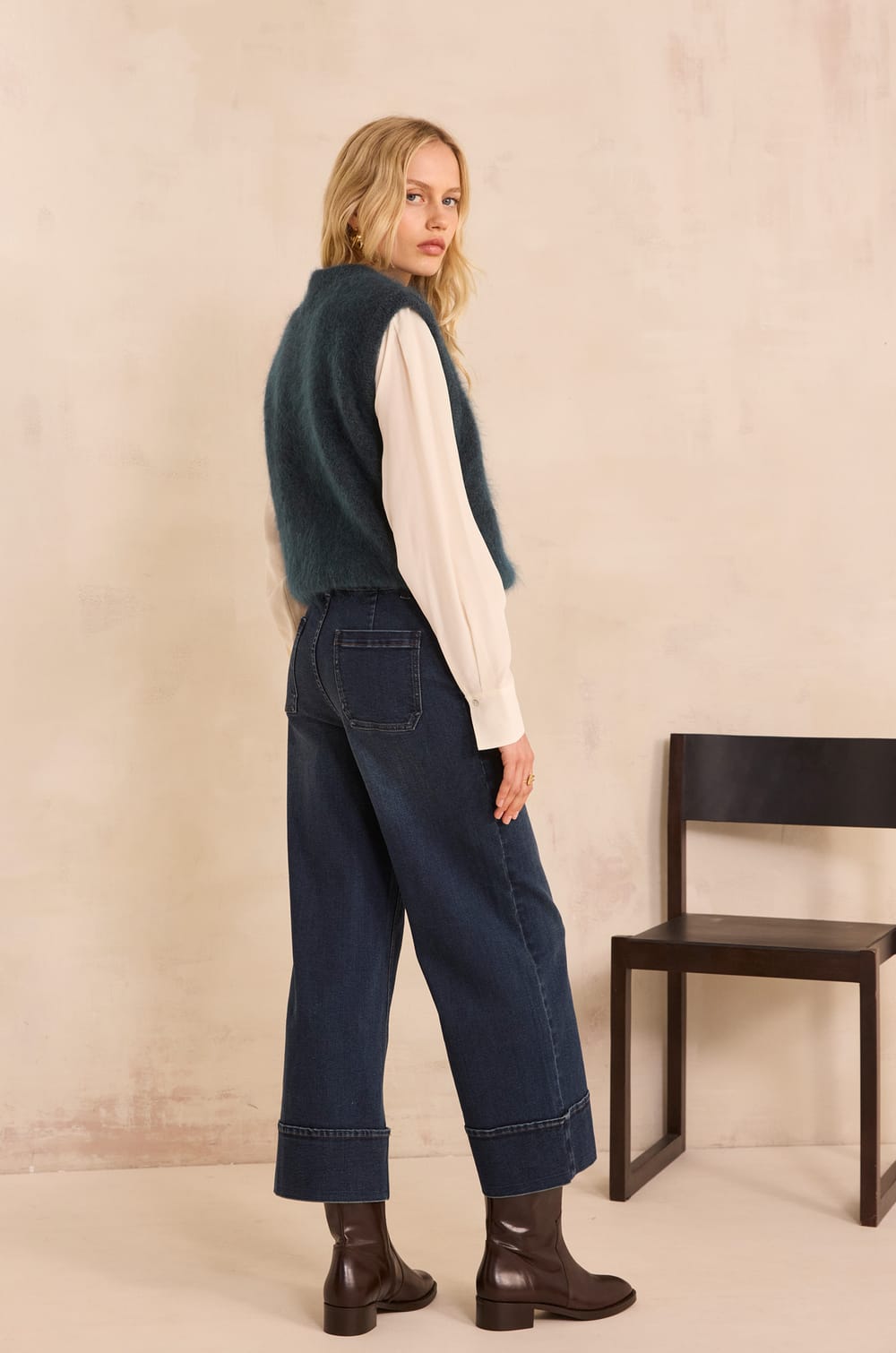 Wide and cropped cotton blend STELLA jeans;${refinementColor}