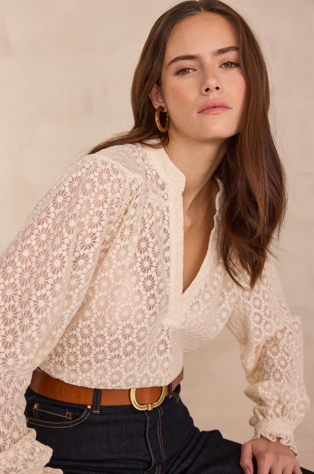 Blouse met V-hals en katoenen borduurwerk DANIELA;${refinementColor}