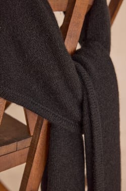 THOMAS scarf in 100% cashmere;${refinementColor}