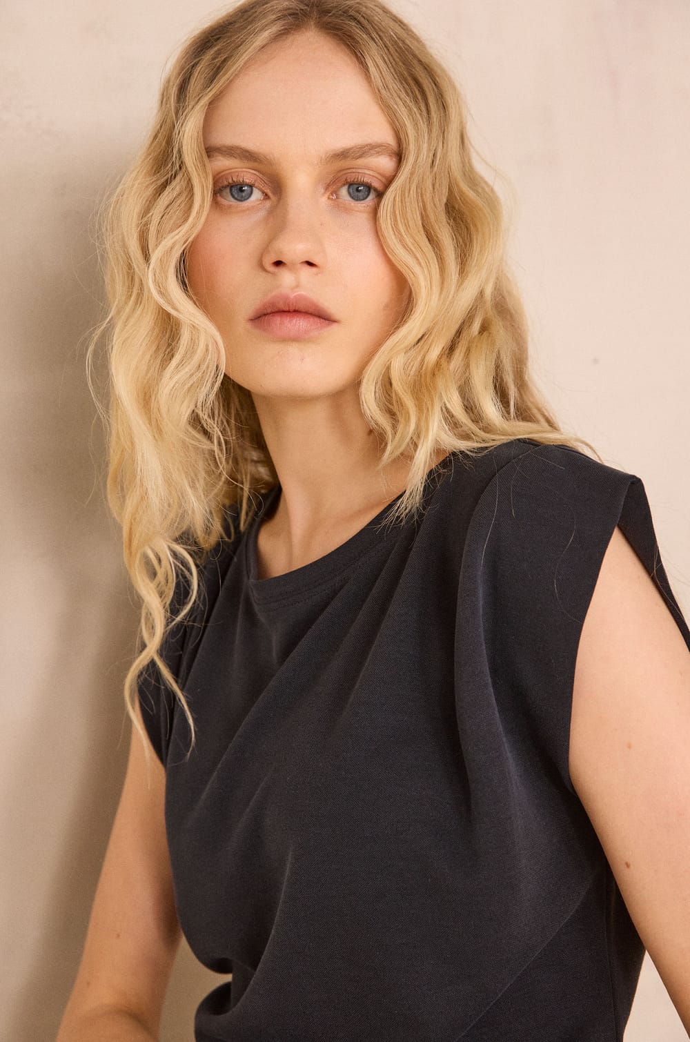 LYNDA sleeveless T-shirt;${refinementColor}