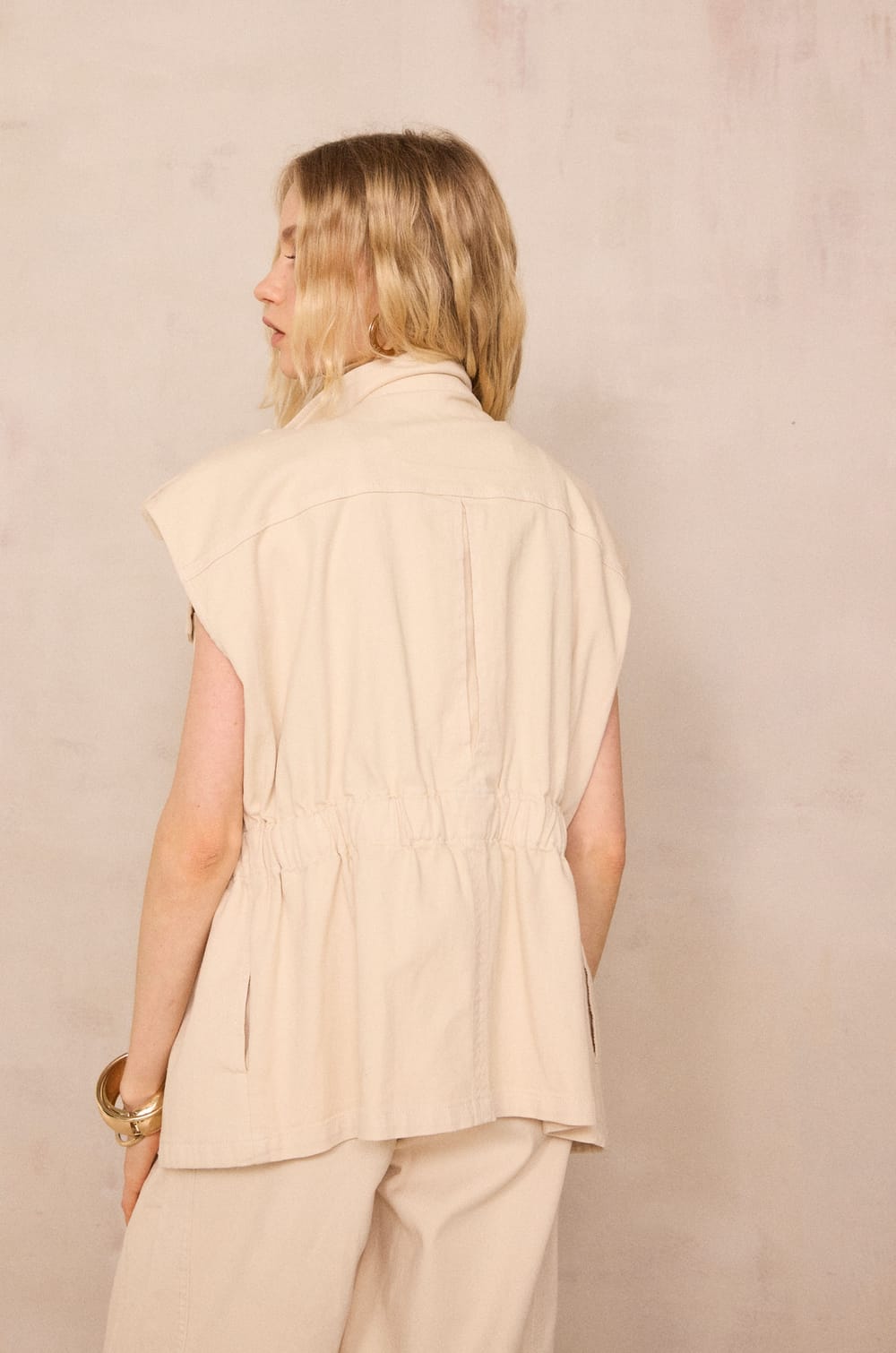 VEGA sleeveless jacket;${refinementColor}