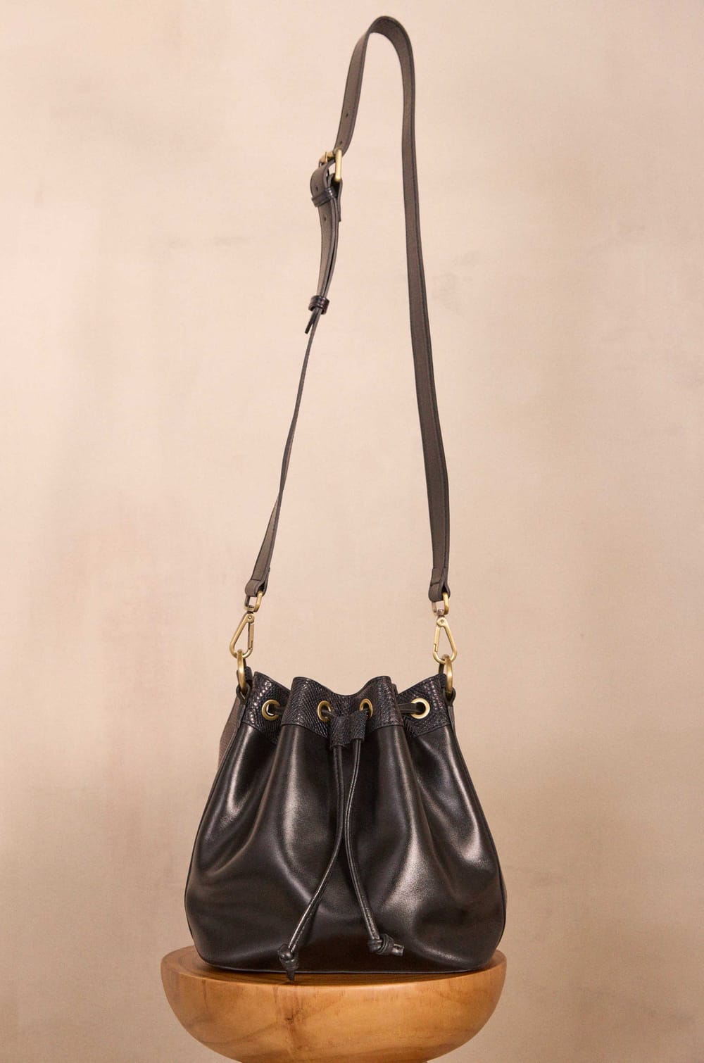 VALENTIN leather bucket bag;${refinementColor}