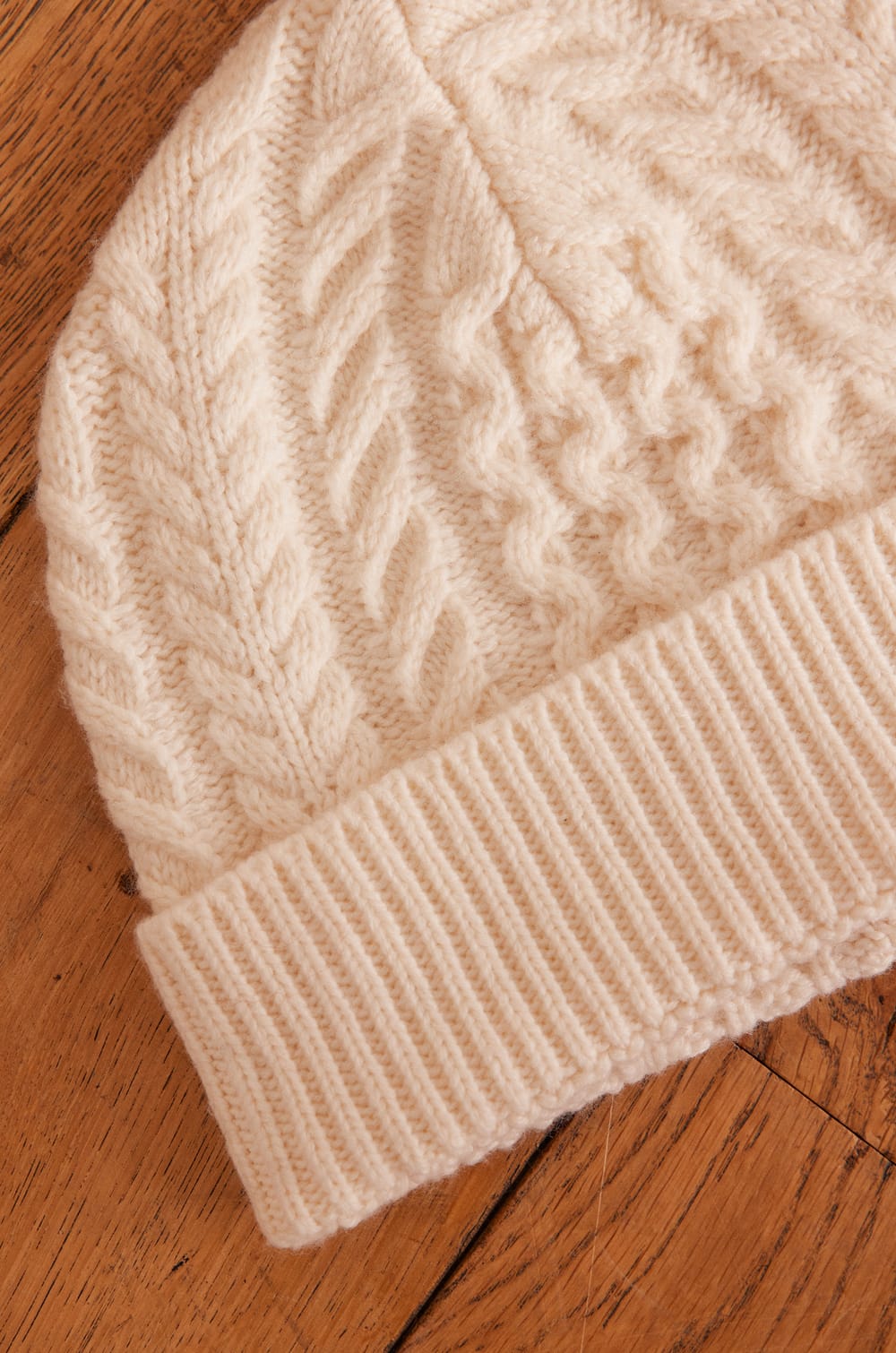 HOCHE cable knit hat;${refinementColor}