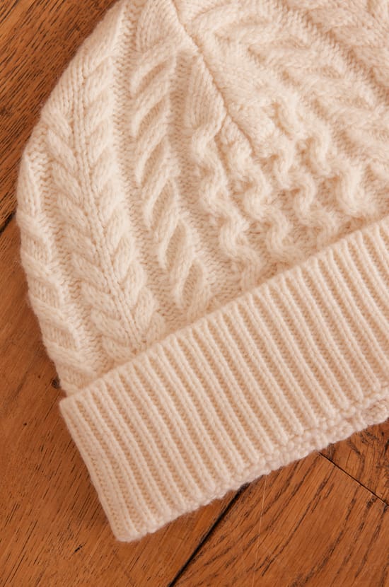 HOCHE cable knit hat;${refinementColor}