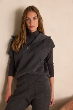 BERY short-sleeved jacket in 100% wool;${refinementColor}