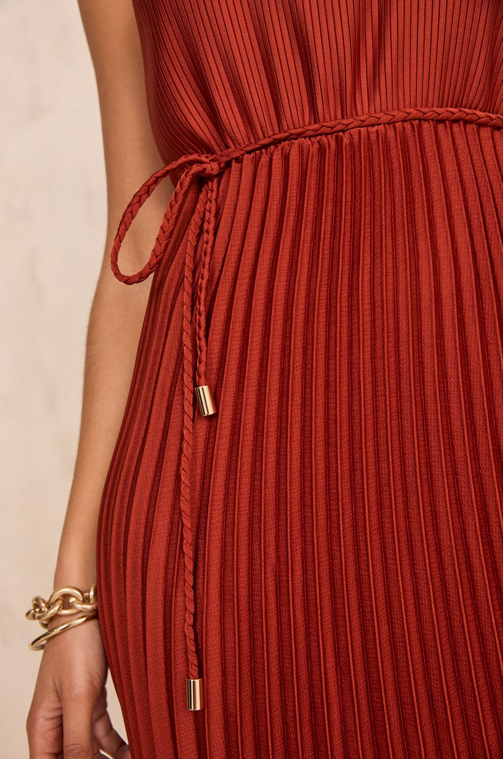 Pleated straight dress BELL;${refinementColor}