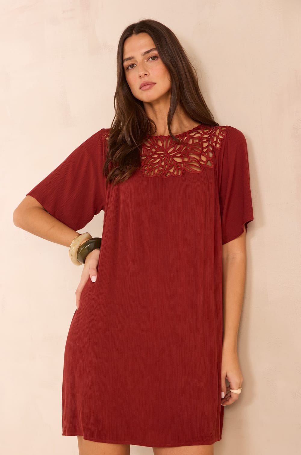 Straight dress with lace PERFECTION;${refinementColor}