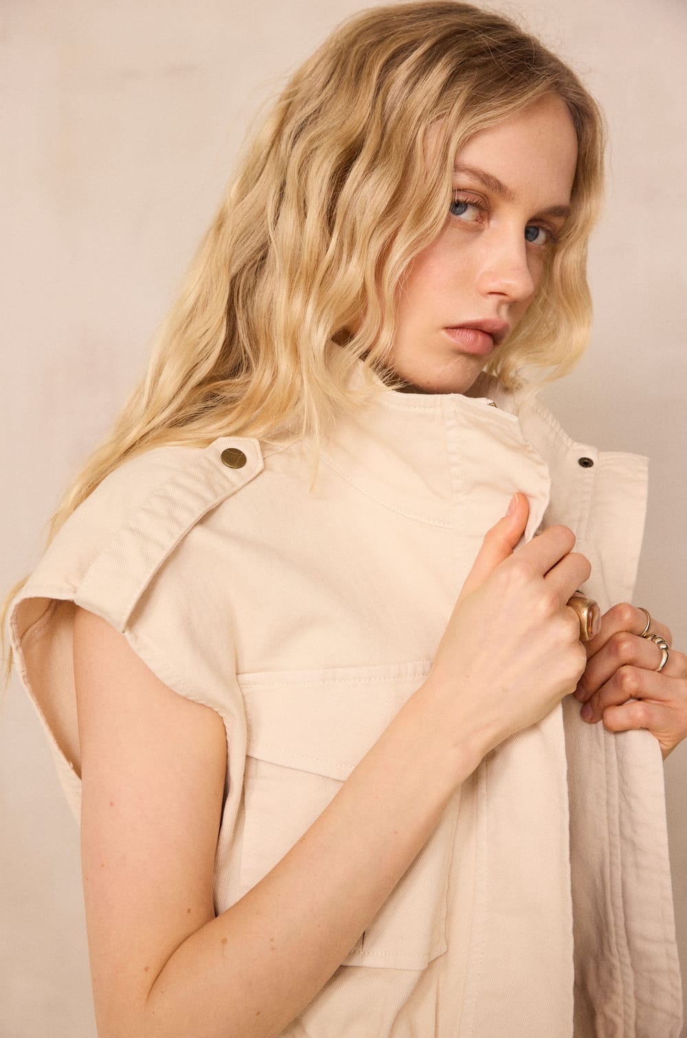 VEGA sleeveless jacket;${refinementColor}