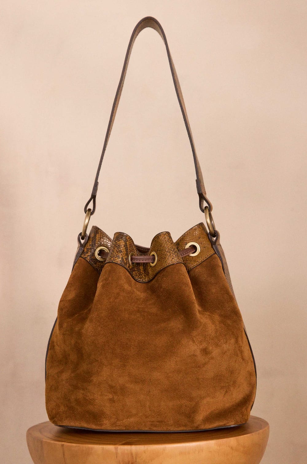 VALENTIN leather bucket bag;${refinementColor}