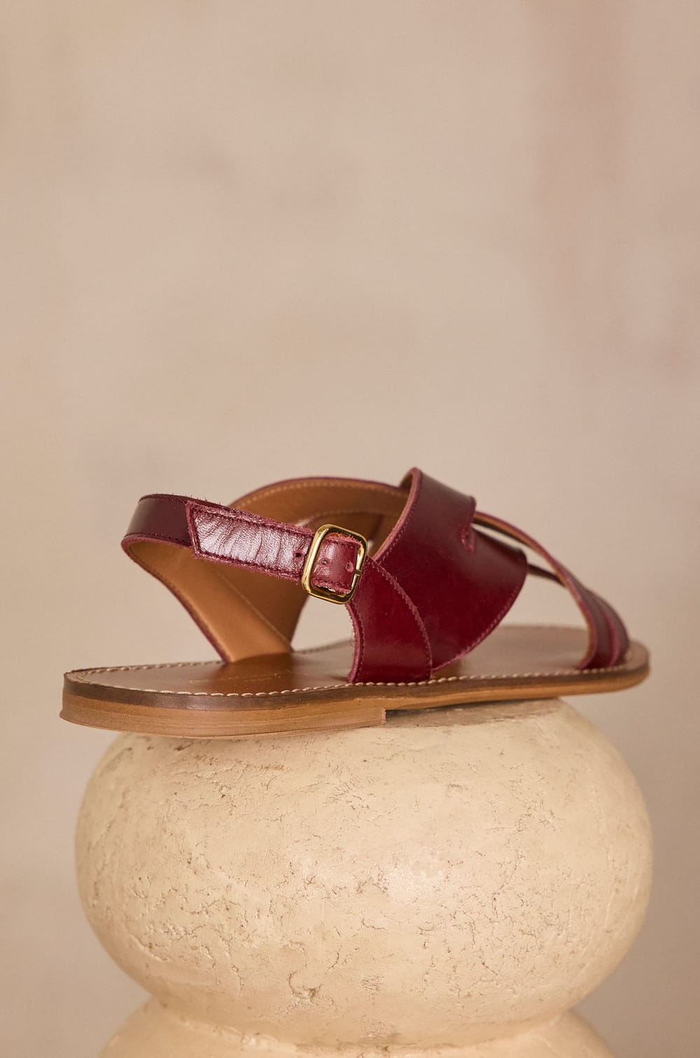 100% leather flat sandals SOAN;${refinementColor}