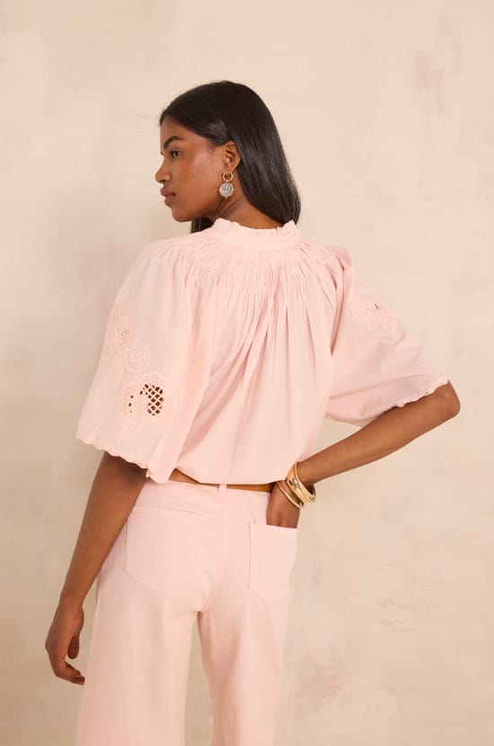 Blouse brod&eacute;e &agrave; manches courtes en coton SACHA;${refinementColor}
