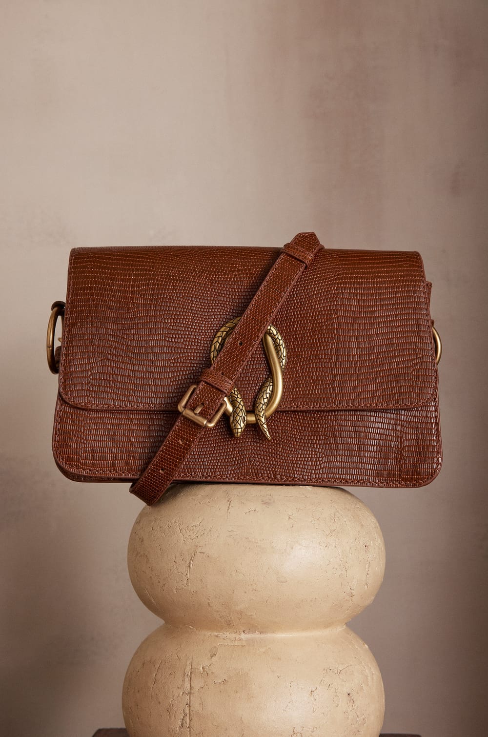 LEON leather shoulder bag;${refinementColor}