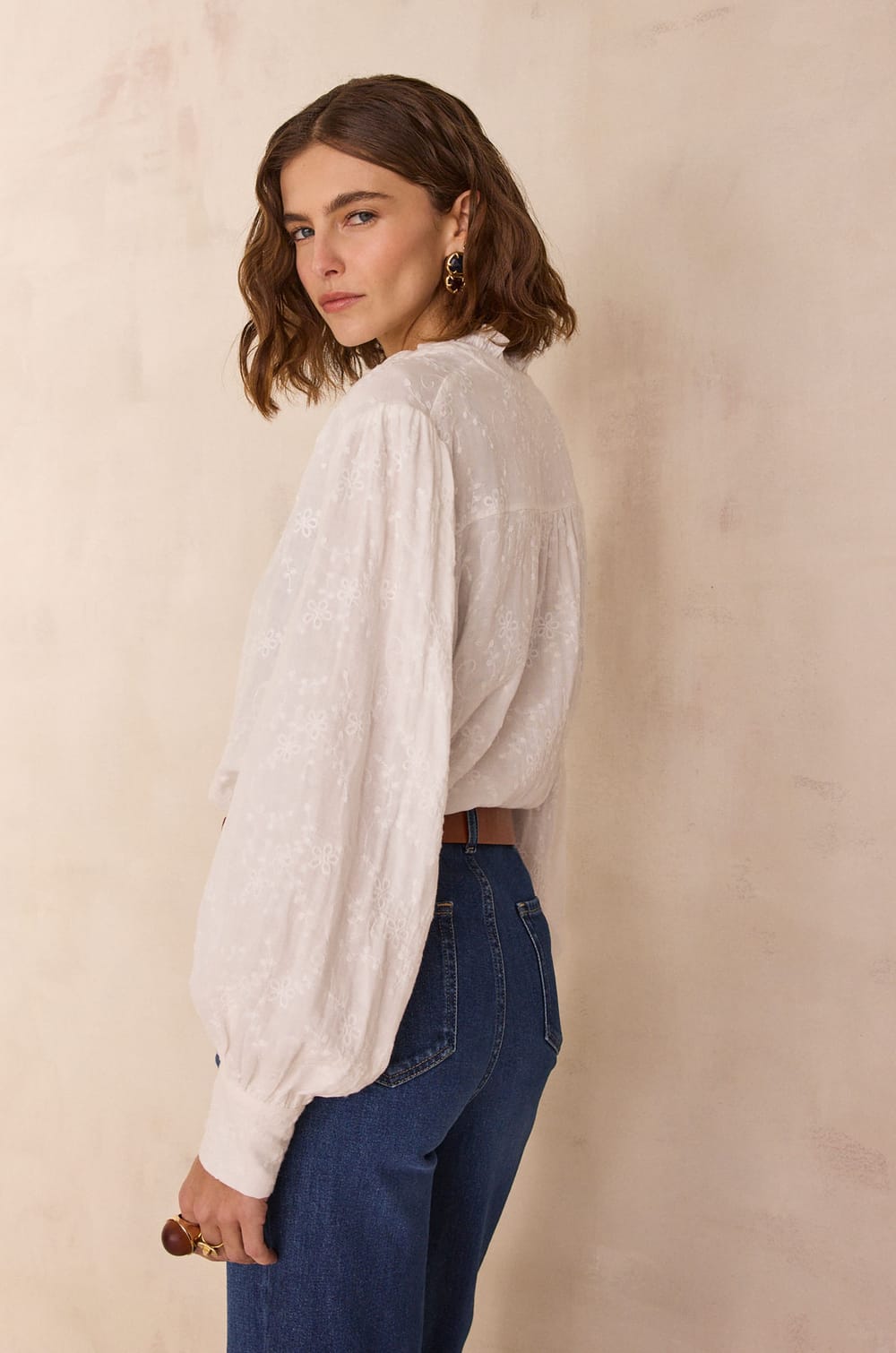 Blouse &agrave; broderies florales DILA;${refinementColor}