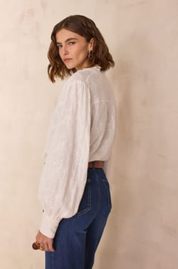 Blouse &agrave; broderies florales DILA;${refinementColor}