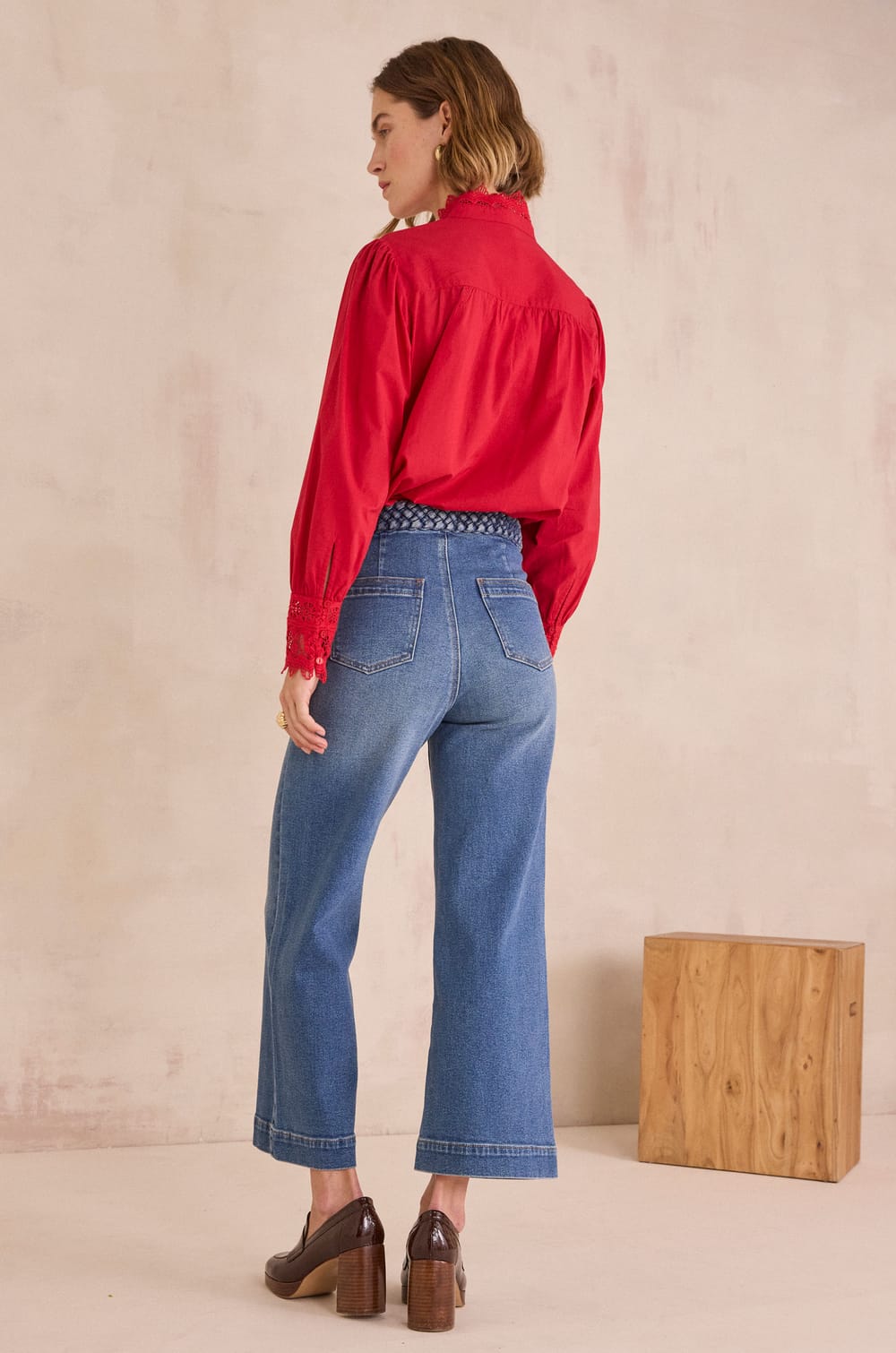 Jean cropped aux d&eacute;tails tress&eacute;s ROMA;${refinementColor}