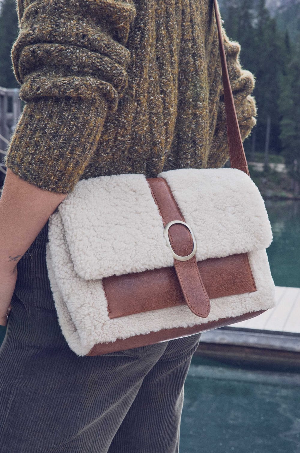 LOUIS leather crossbody bag;${refinementColor}