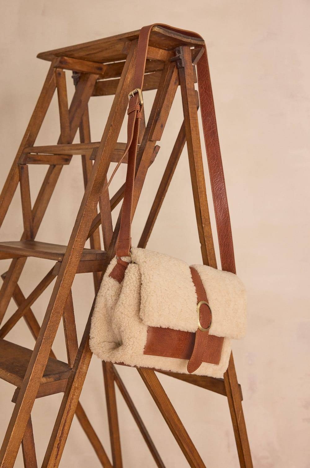 LOUIS leather crossbody bag;${refinementColor}