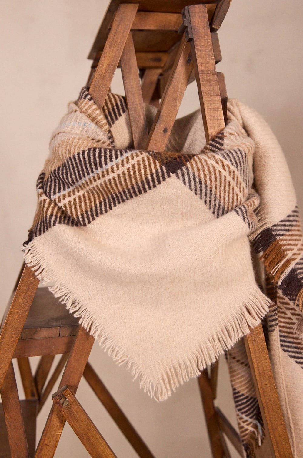 Cream scarf in mixed wool RAPHAEL;${refinementColor}