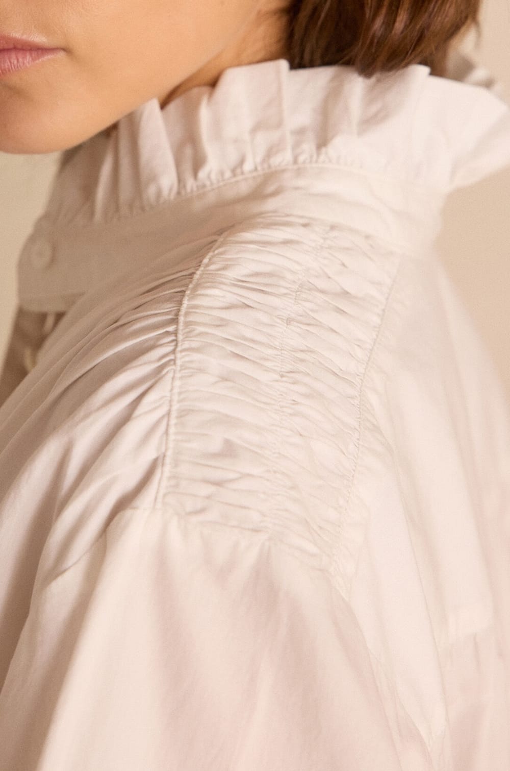Blouse &agrave; col montant en 100% coton SIA;${refinementColor}