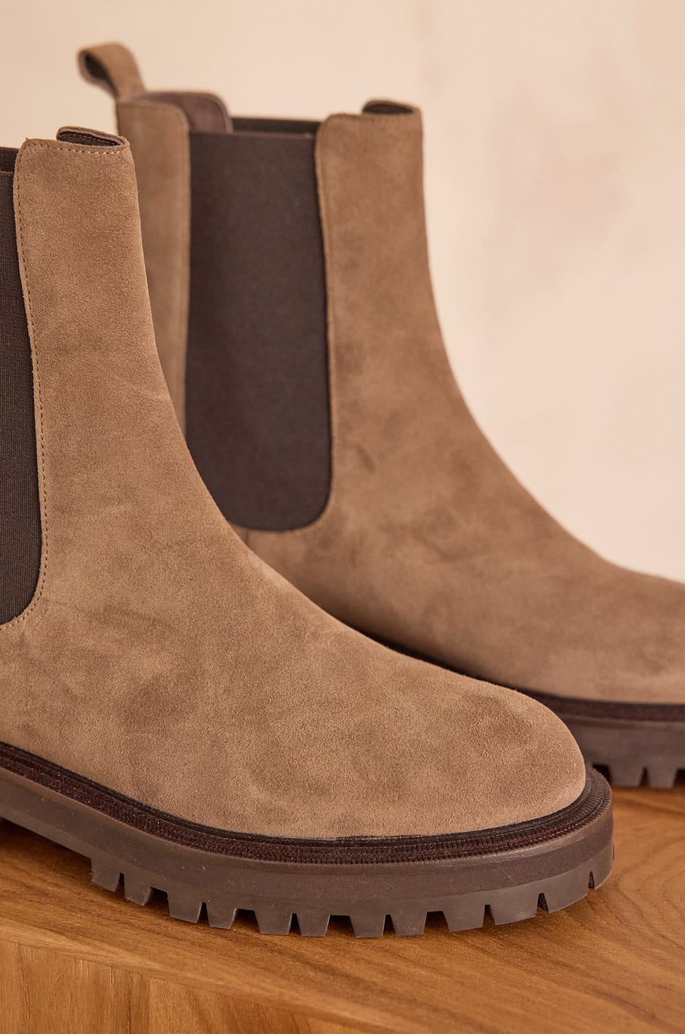 VICTOIRE leather boots;${refinementColor}