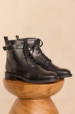 Flat leather boots ORANNE;${refinementColor}
