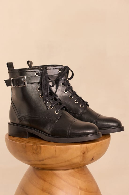 Flat leather boots ORANNE;${refinementColor}