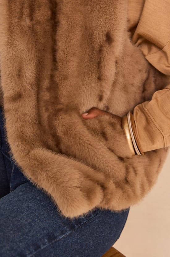 Sleeveless fluffy vest SUZANNE;${refinementColor}