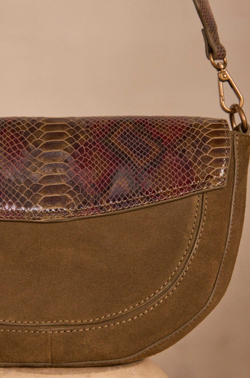 LEON leather banana;${refinementColor}
