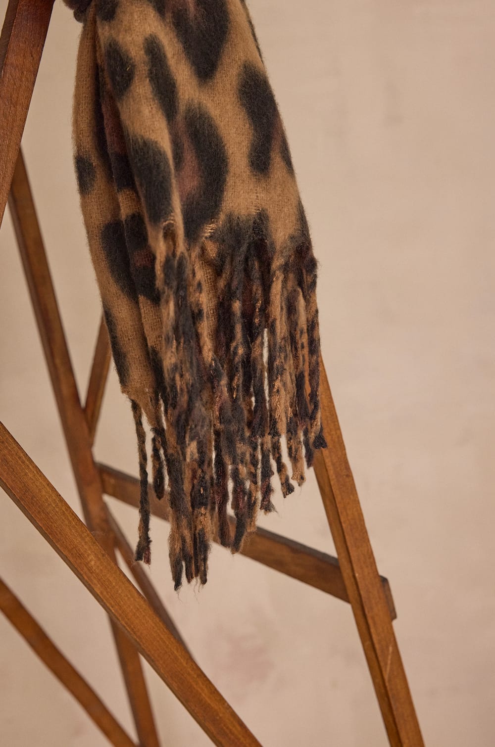 TONY Schal mit Leopardenmuster;${refinementColor}