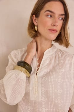 Blouse &agrave; broderies florales en 100% coton DARCIE;${refinementColor}