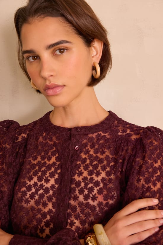 Embroidered CAMOMILLE blouse in cotton;${refinementColor}