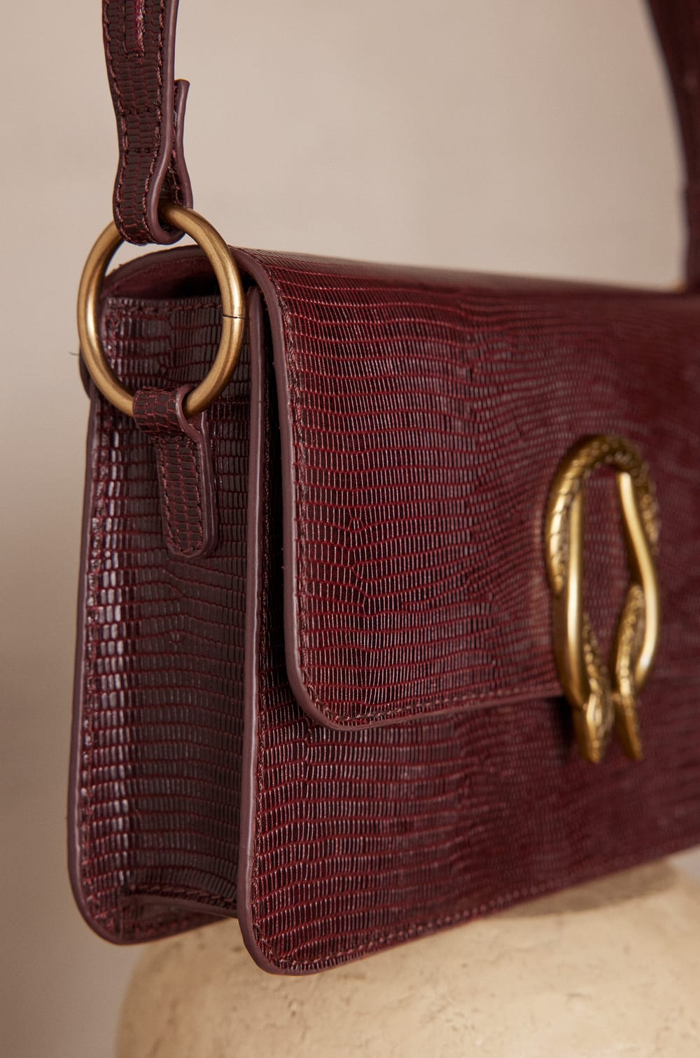 Sac bandoulière LEON en cuir;${refinementColor}