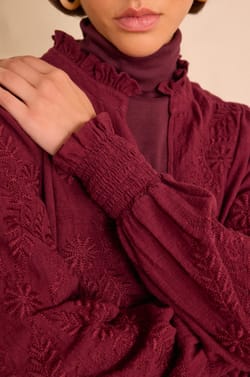 MALIA embroidered blouse in 100% cotton;${refinementColor}