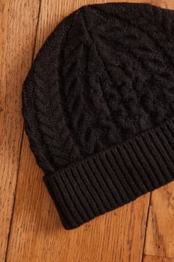 HOCHE cable knit hat;${refinementColor}