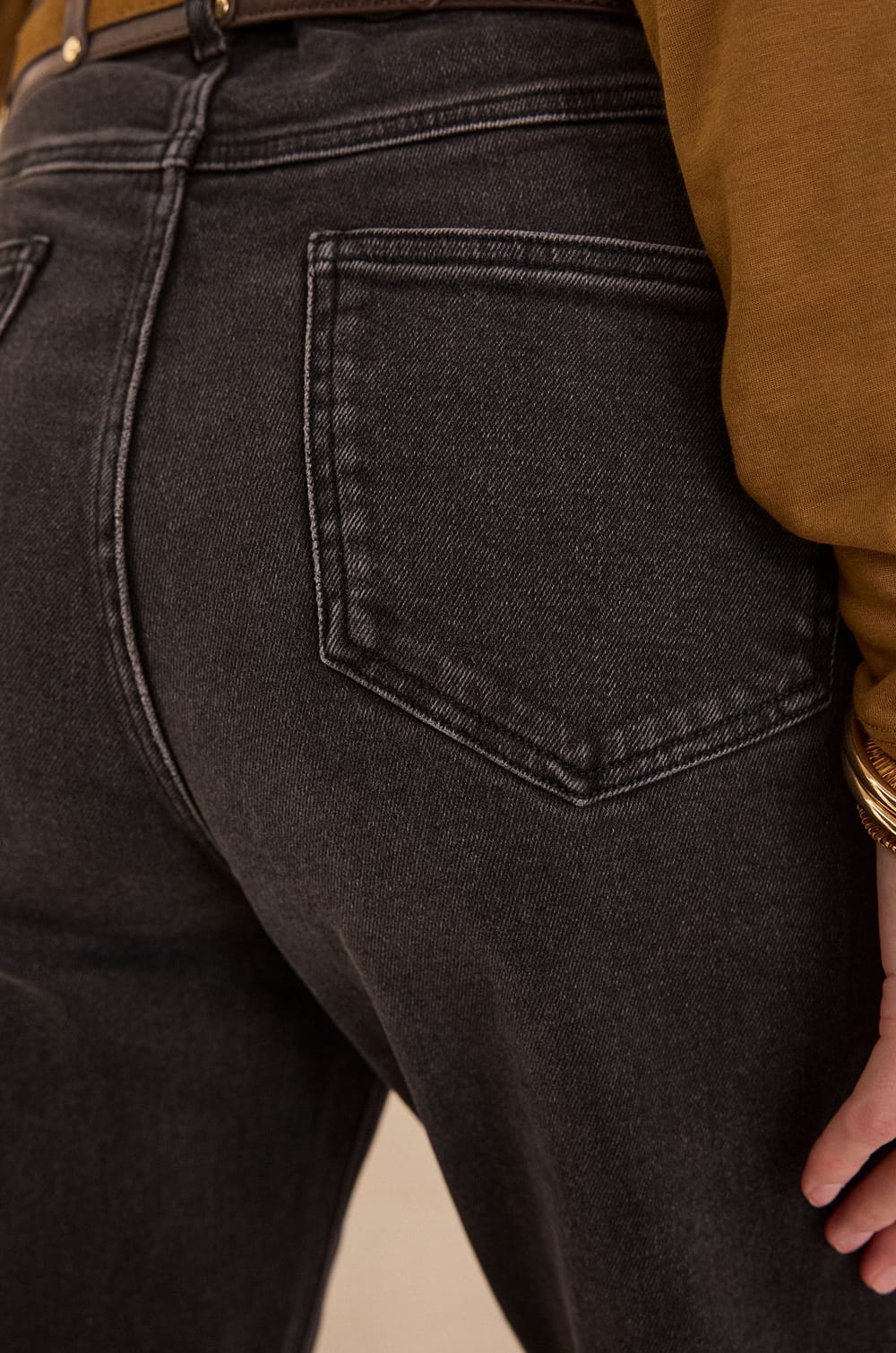 RIO mom fit jeans;${refinementColor}