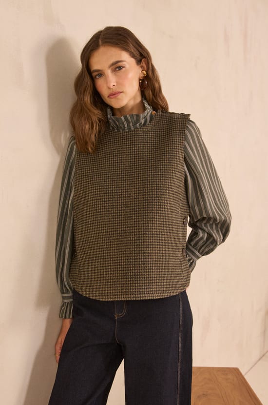 Navy sleeveless plastron;${refinementColor}