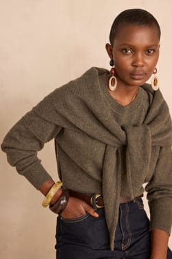 Triangle scarf in 100% 2-ply cashmere THOMAS;${refinementColor}