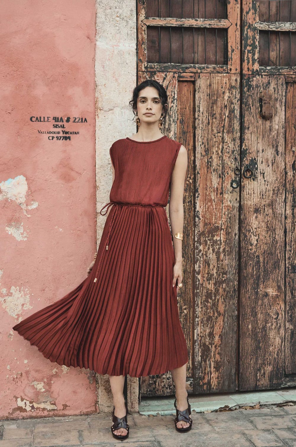 Pleated straight dress BELL;${refinementColor}