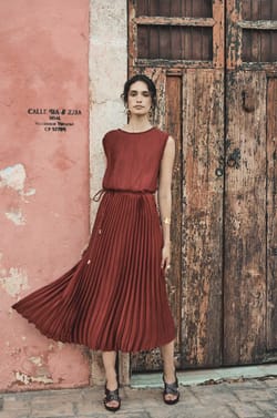 Pliss&eacute; rechte jurk BELL;${refinementColor}