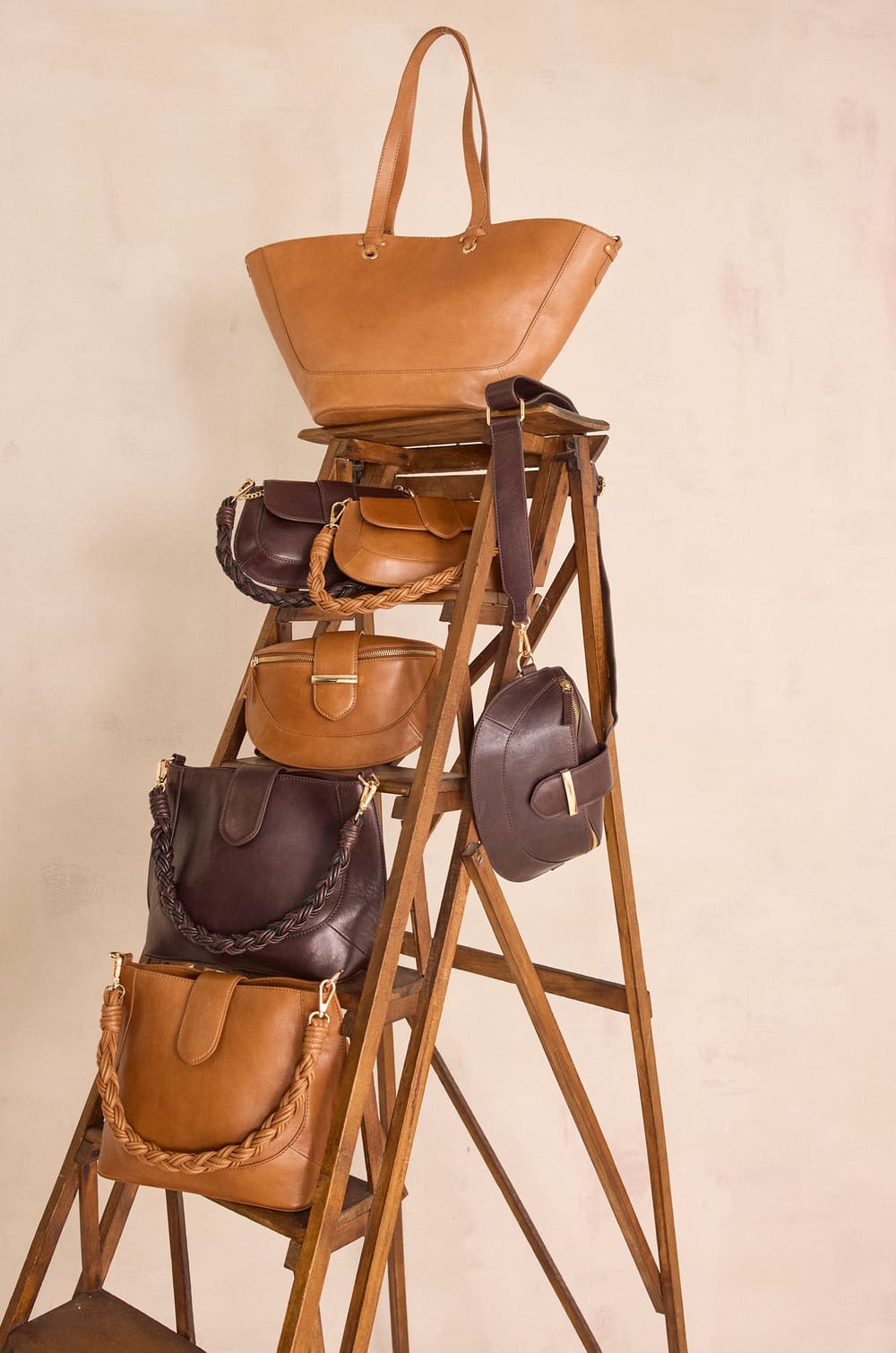 100% leather MARCEL bag;${refinementColor}