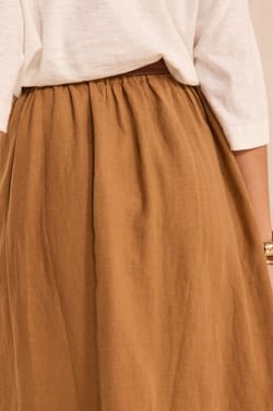 Brown linen skirt;${refinementColor}