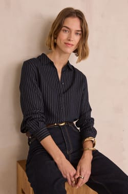 Chemise &agrave; fines rayures iris&eacute;es DONIA;${refinementColor}