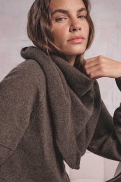 Triangle scarf in 100% 2-ply cashmere THOMAS;${refinementColor}