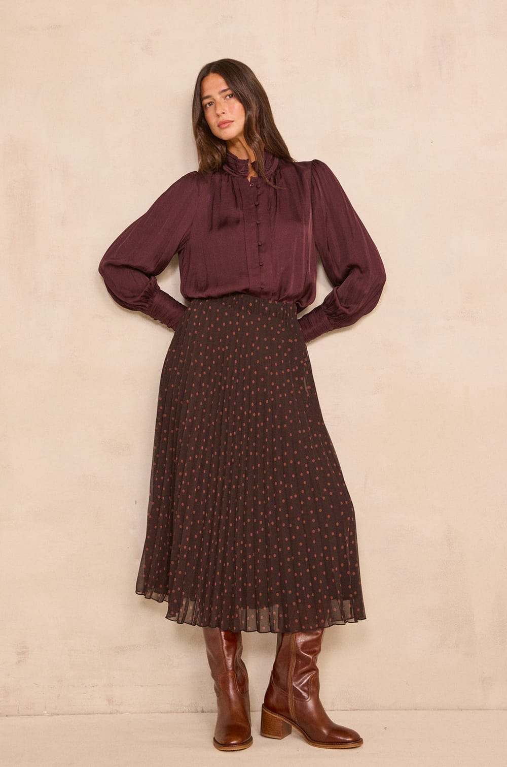 Burgundy pleated skirt VENUS;${refinementColor}
