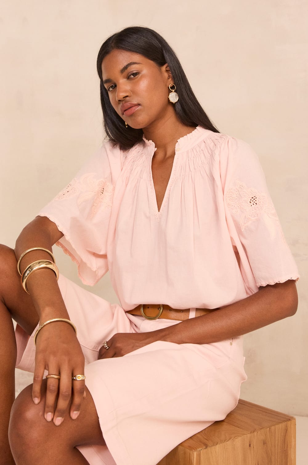 Blouse brod&eacute;e &agrave; manches courtes en coton SACHA;${refinementColor}