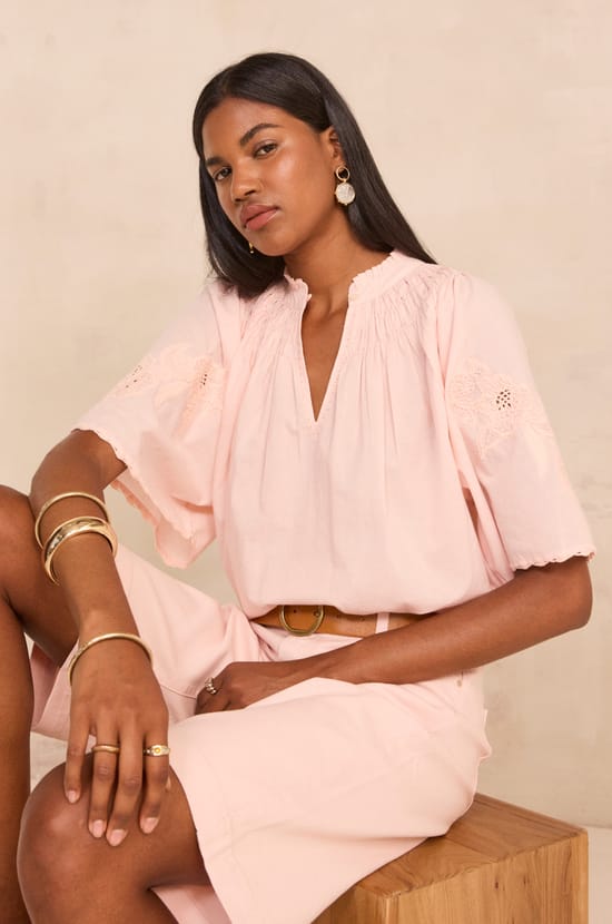 Blouse brod&eacute;e &agrave; manches courtes en coton SACHA;${refinementColor}